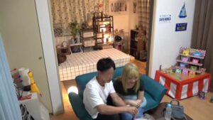 色白スレンダーギャルの痴女プレイ！ハメ部屋でのベロチュー騎乗位を盗み撮り