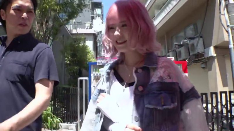 恥ずかしがり屋のGALが男に命令され、街中で過激なドMプレイに挑戦する瞬間