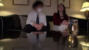 興奮する旦那の横でこっそり中出し！爆乳人妻の連続ハメ潮セックス