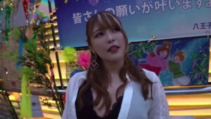 ハプニングバーの夜に咲く、変態女子と絶倫男優の官能的な交わりと絶頂の物語